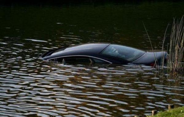 Автомобиль во время ДТП попал в воду